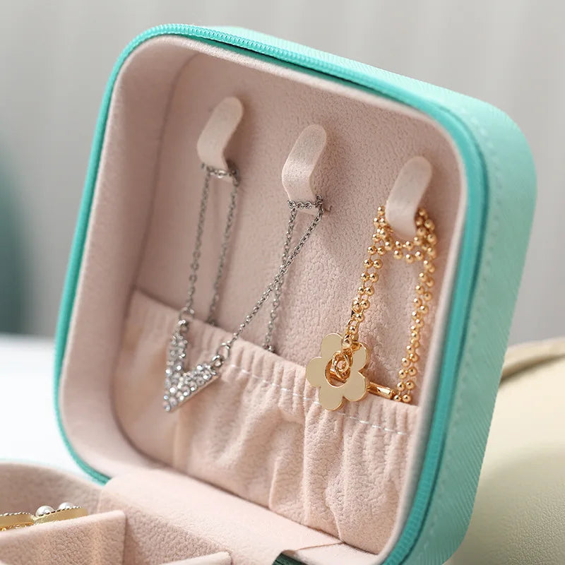 Boîtes à bijoux de voyage bleu gros plan